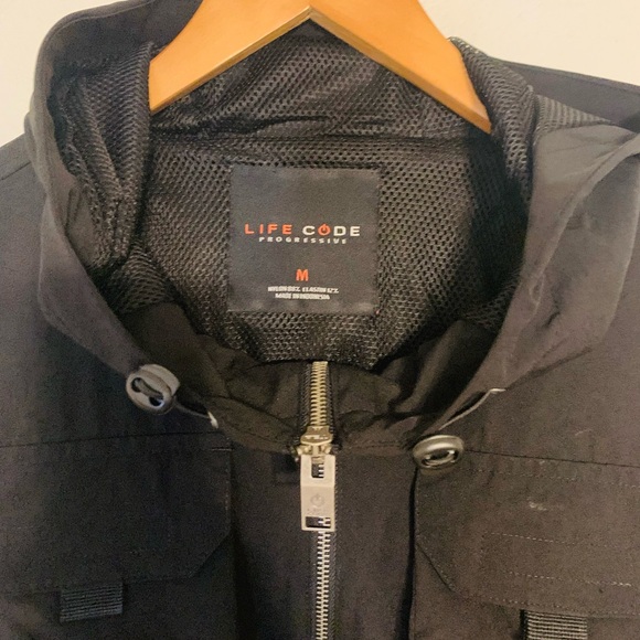 LIFE CODE
J03. BLACK PULLOVER WINDBREAKER
Like New Condition - Picture 9 of 10